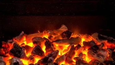 Passo a passo de como acender churrasco usando método do vulcão com papel higiênico e carvão.