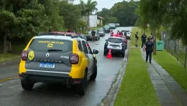 Imagem mostra viaturas paradas na frente de um Cmei de Curitiba.