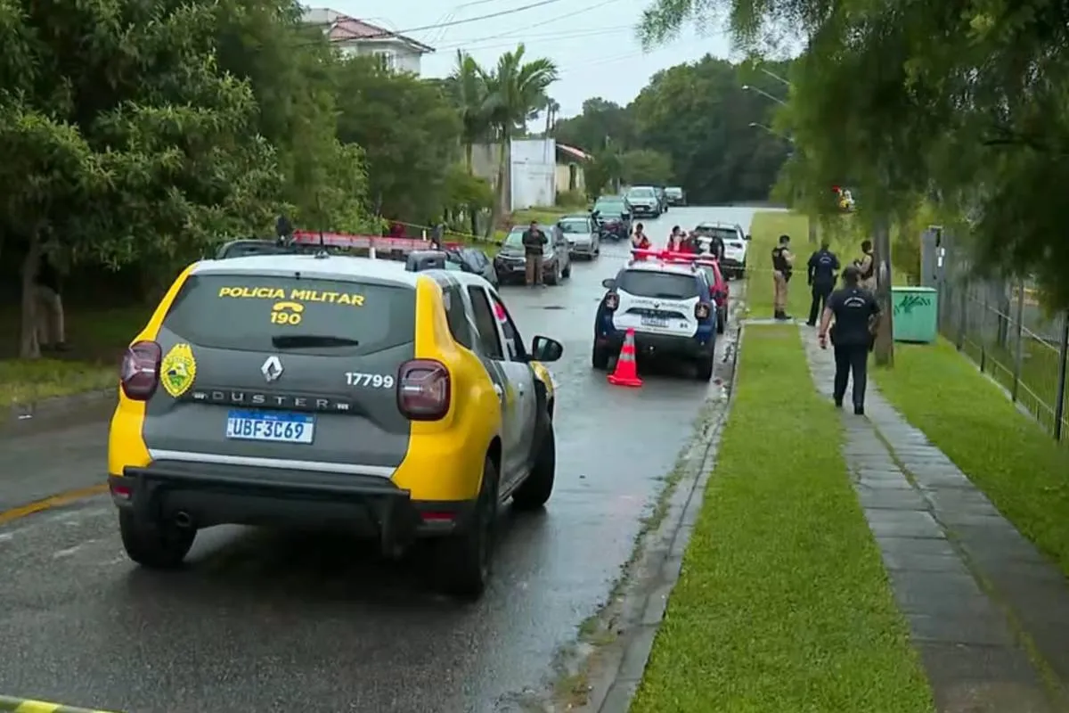 Imagem mostra viaturas paradas na frente de um Cmei de Curitiba.