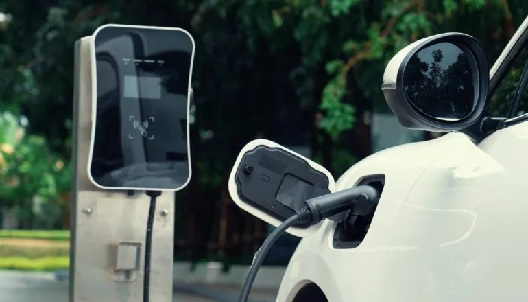 Elétrico ou 1.0? Veja quanto custa rodar 100 km com cada um no Paraná