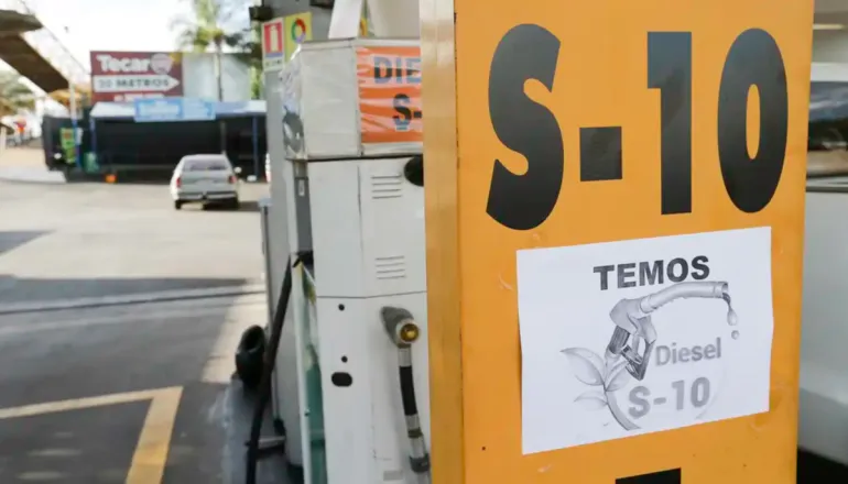 Governo federal zera imposto e subsidia diesel após disparada do petróleo