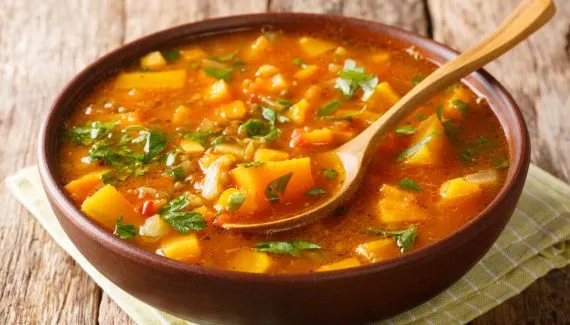 Sopas irresistíveis com apenas 3 ingredientes para aquecer seus dias frios