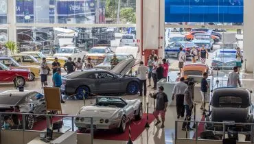 Concessionária troca carros zero por clássicos em encontro com mais de 100 veículos antigos