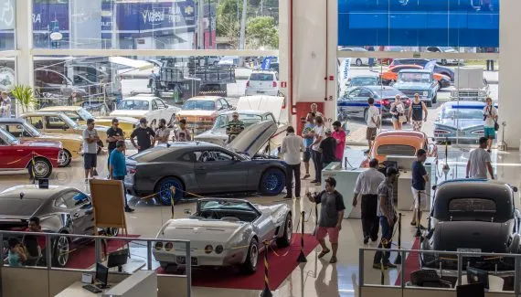 Encontro de carros antigos reúne mais de 100 clássicos em concessionária na RMC