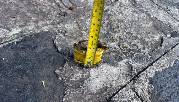 Mulher fica ferida após tropeçar em pedaço de metal 