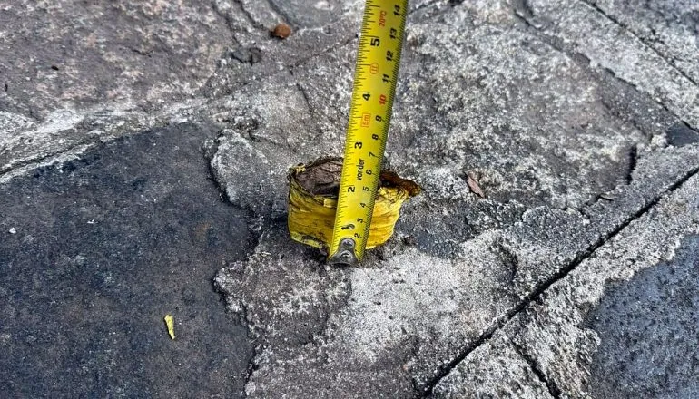 Mulher fica ferida após tropeçar em pedaço de metal 