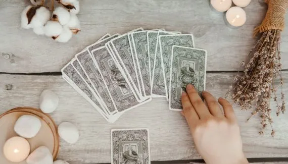 Tarot do dia: previsão para os 12 signos em 17/03/2026