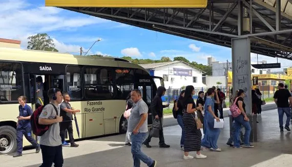 Nova linha de ônibus entre Curitiba e Fazenda Rio Grande tenta driblar trânsito intenso