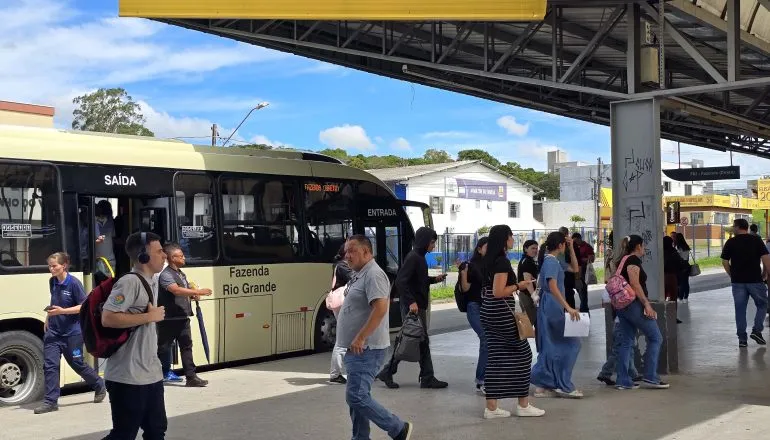 Nova linha de ônibus entre Curitiba e Fazenda Rio Grande tenta driblar trânsito intenso