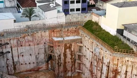 Rachaduras causam evacuação de casas em obra de shopping em São José dos Pinhais