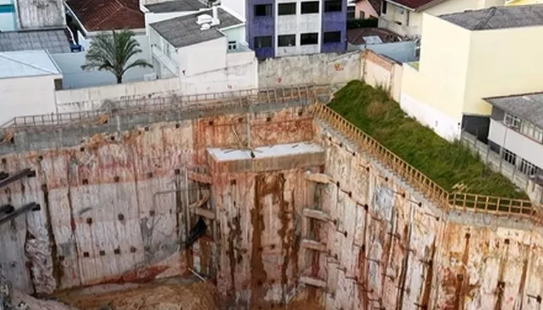 Rachaduras causam evacuação de casas em obra de shopping em São José dos Pinhais