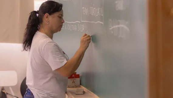 Universidade do Paraná abre PSS para professores com salários de até R$ 10,6 mil