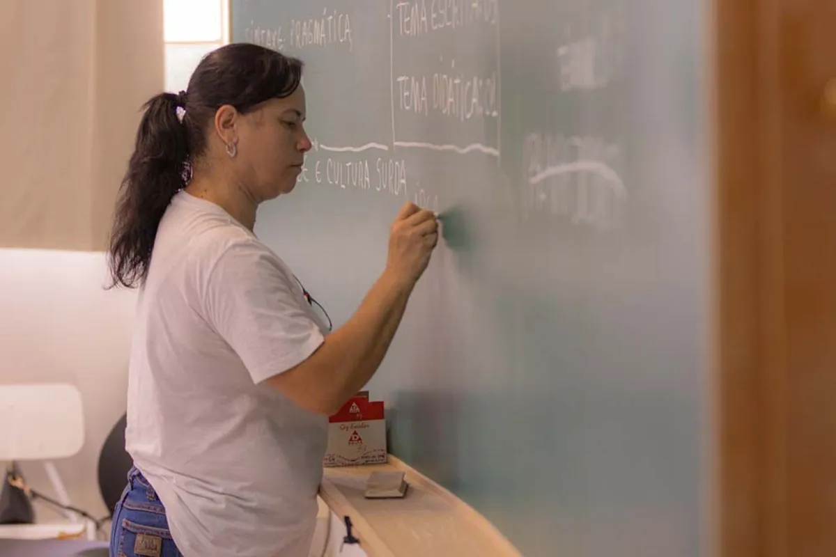 UEM abre PSS com 39 vagas para professores e salários de até R$ 10,6 mil