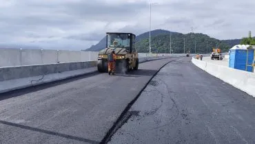Ponte de Guaratuba começa a ser asfaltada e avança para fase final; vídeo