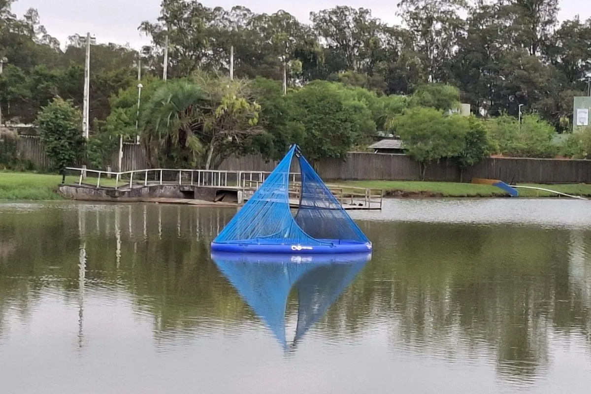 Lago na Grande Curitiba ganha estrutura flutuante que promete melhorar a qualidade da água
