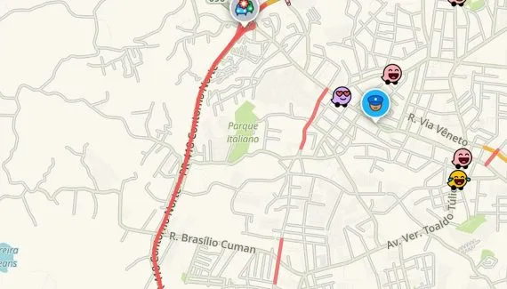 Caminhão bate em barranco no Contorno Norte e causa congestionamento gigante