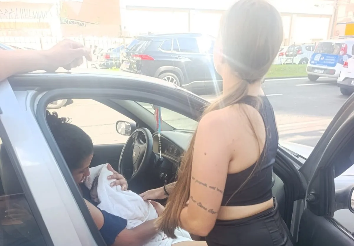 Bebê nasce dentro de carro na Avenida Visconde de Guarapuava e mobiliza equipes em Curitiba