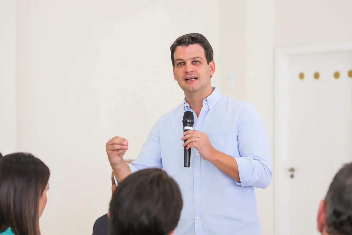 prefeito de curitiba, eduardo pimentel, é cotado para cargo de governador do paraná