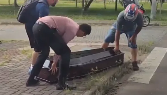 Caixão cai de carro funerário na maior avenida de Curitiba