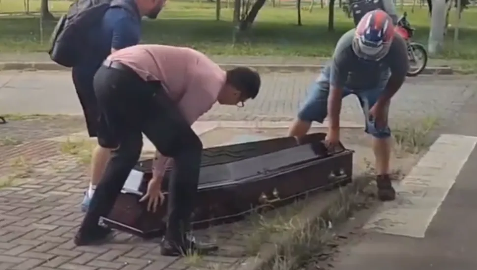 Carro de funerária deixa caixão "escapar" na Linha Verde e surpreende motoristas