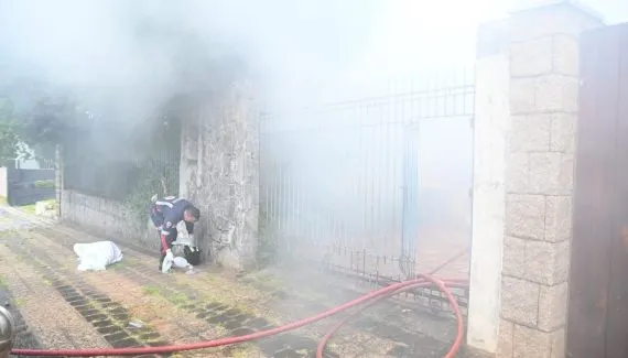 Homem é encontrado morto após incêndio em casa abandonada em Curitiba