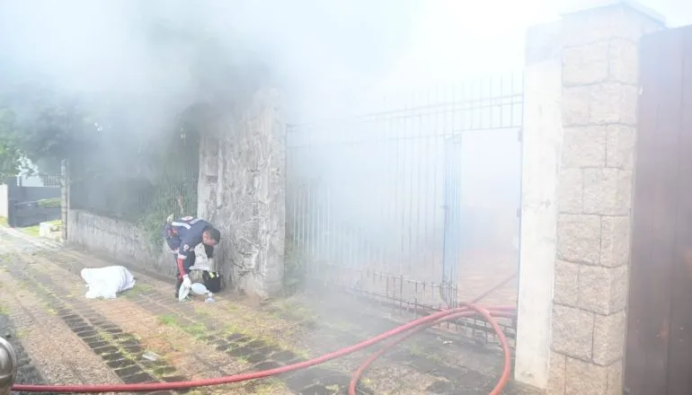 Homem é encontrado morto após incêndio em casa abandonada em Curitiba
