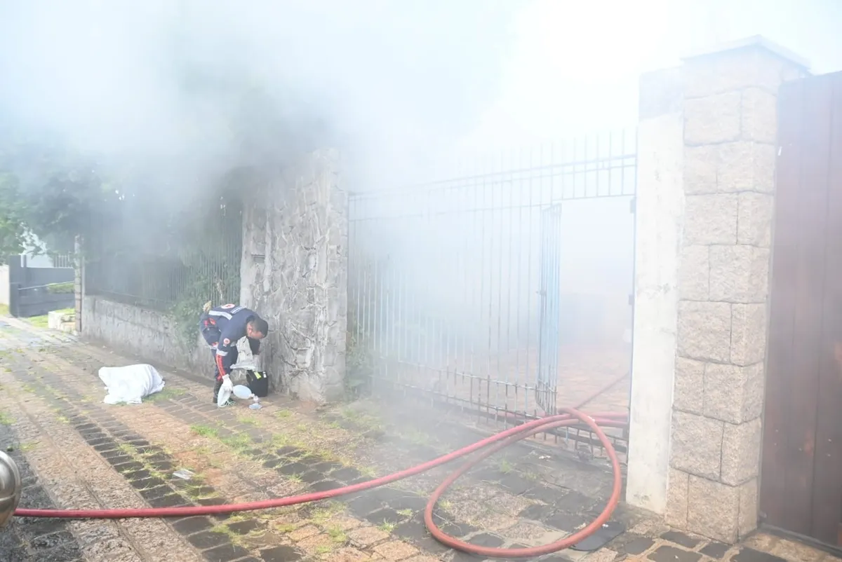 incêndio em casa abandonada em curitiba deixa homem morto