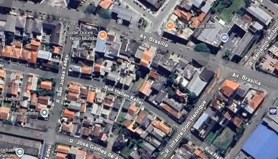 Rua próxima a supermercado tem trânsito bloqueado no Capão Raso