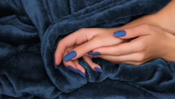 Do clássico ao inesperado: outono abre espaço para cores ousadas nas unhas