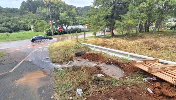 Obra da Copel rompe tubulação e causa vazamento grande em Curitiba