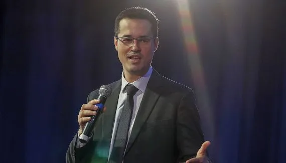 Dino revoga decisão do TRE que suspendeu reportagem sobre situação de Deltan Dallagnol