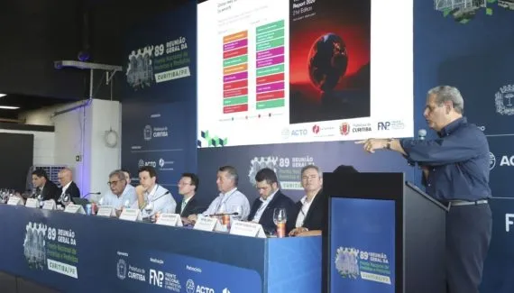 Em encontro realizado em Curitiba, prefeitos cobram nova divisão de recursos