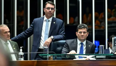 Sergio Moro e Flávio Bolsonaro em sessão no Senado: entrada de Moro no PL desencadeou reação de prefeitos no Paraná