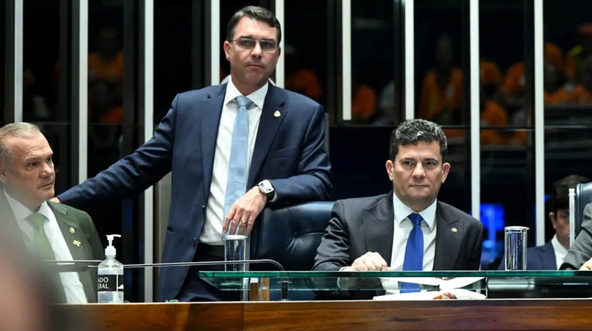 Sergio Moro e Flávio Bolsonaro em sessão no Senado: entrada de Moro no PL desencadeou reação de prefeitos no Paraná