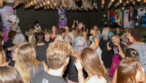 Festa em galeria de arte de Curitiba une gastronomia e ação social