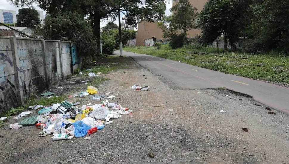 Curitiba pode pagar moradores por denúncias de lixo irregular