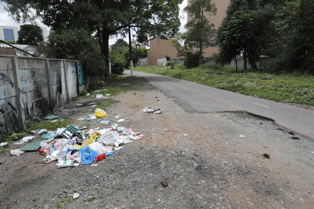 Curitiba pode pagar moradores por denúncias de lixo irregular