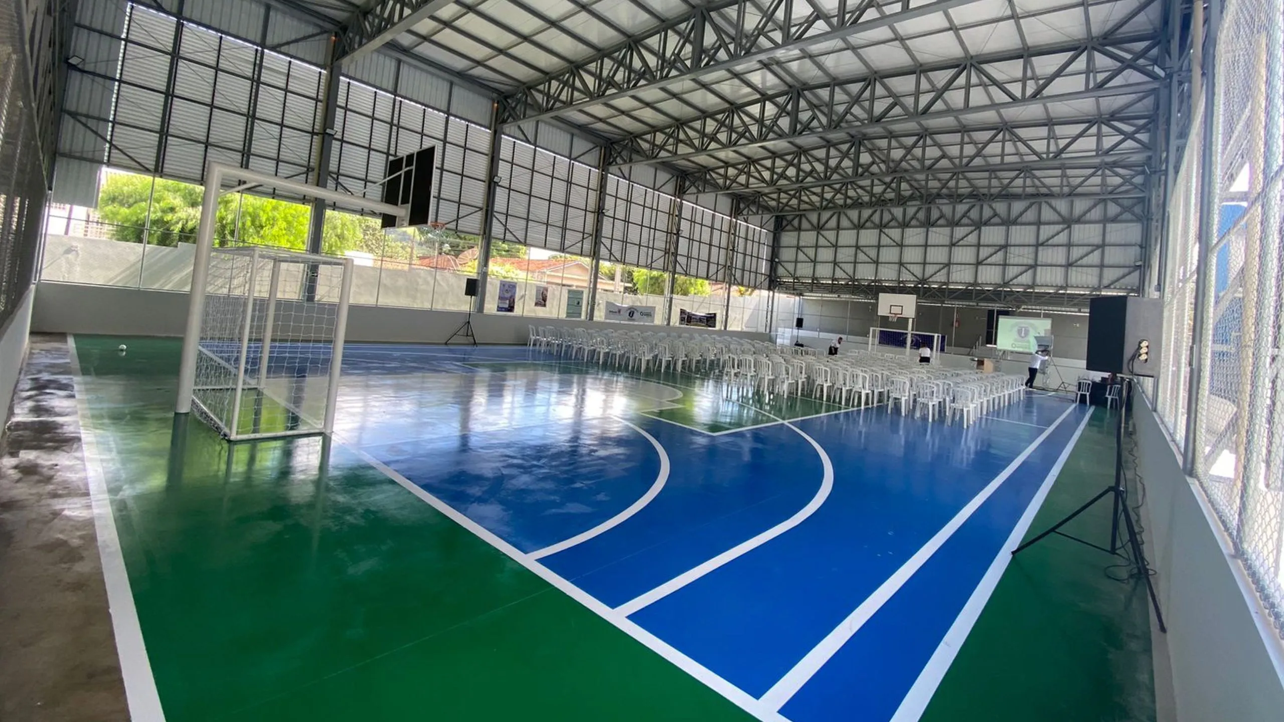 Quadra coberta do Colégio Tiradentes, em Santo Antônio da Platina: uma conquista da população a partir de demanda apresentada na Assembleia Itinerante.