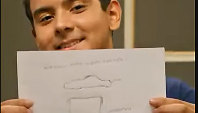 Estudante Thiago Henrique mostra o desenho que deu origem ao pedido por uma quadra coberta, apresentado durante a Assembleia Itinerante. 