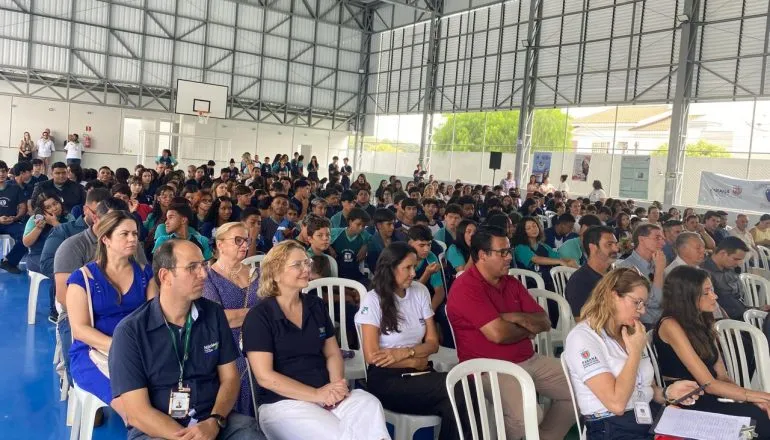 Comunidade reunida na nova quadra coberta, resultado de demanda apresentada pela população e atendida por meio da Assembleia Itinerante.