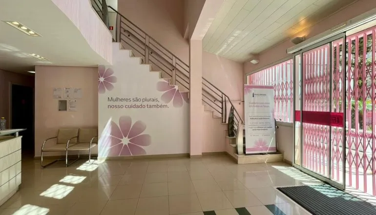 Ambiente interno da unidade foi planejado para proporcionar acolhimento, conforto e privacidade, com estrutura pensada para tornar a experiência de cuidado mais tranquila e humanizada.