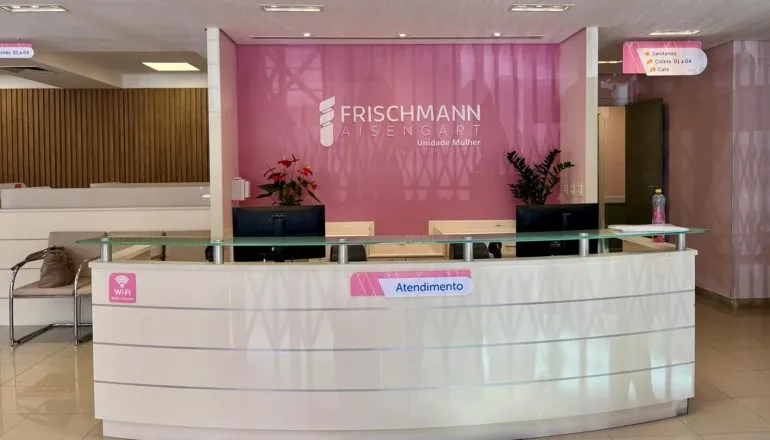 Recepção alia tecnologia e equipe especializada em um ambiente organizado e acolhedor, que valoriza a privacidade e agiliza o início do atendimento às pacientes.