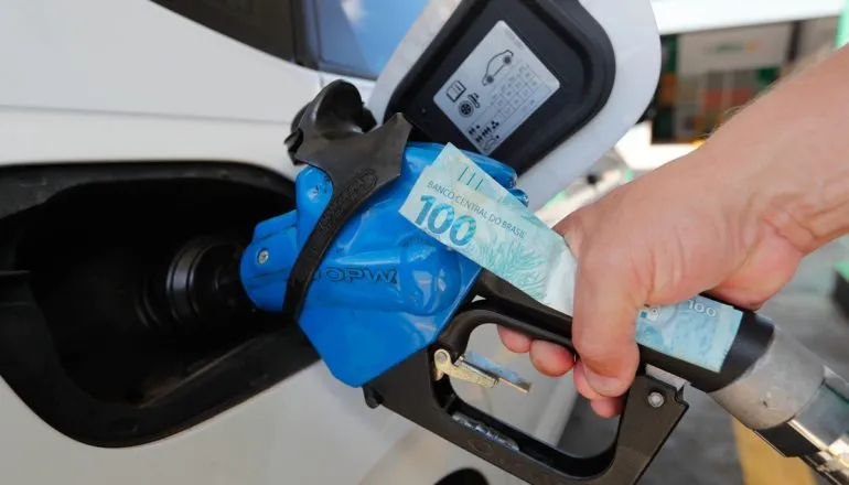Preços da gasolina e do diesel S10 no Paraná superam a média nacional