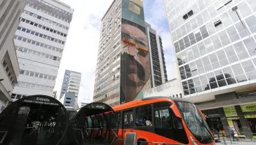 murais coloridos transformam paisagem urbana de curitiba