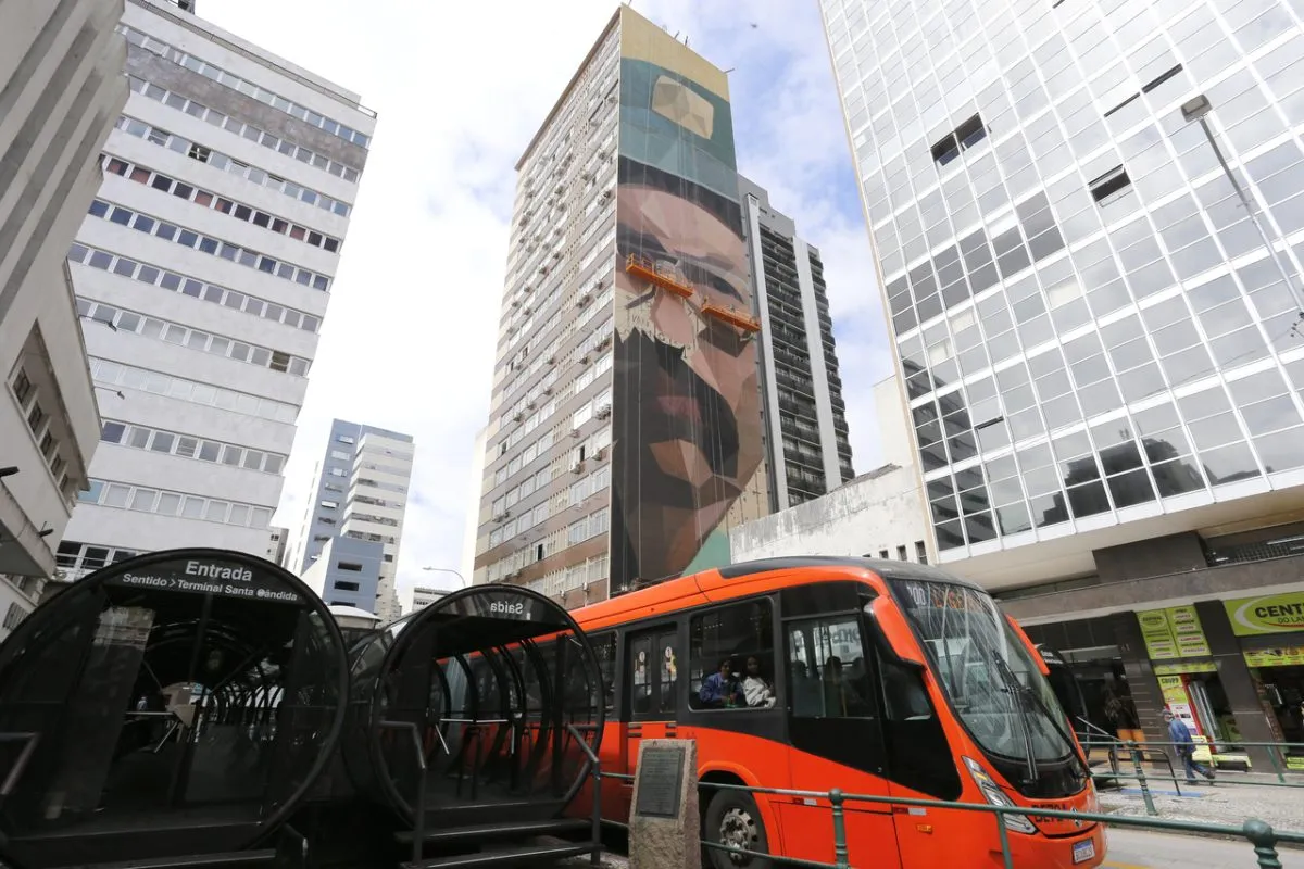 murais coloridos transformam paisagem urbana de curitiba