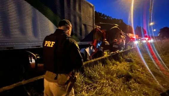 Grave acidente com caminhões e carro deixa três mortos na BR-116, na RMC