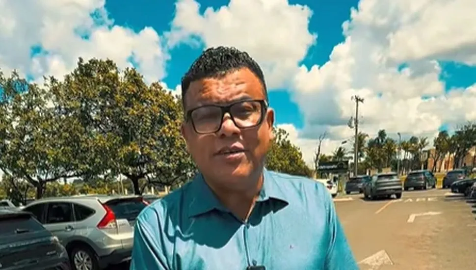 imagem mostra deputado gravando um vídeo em um estacionamento