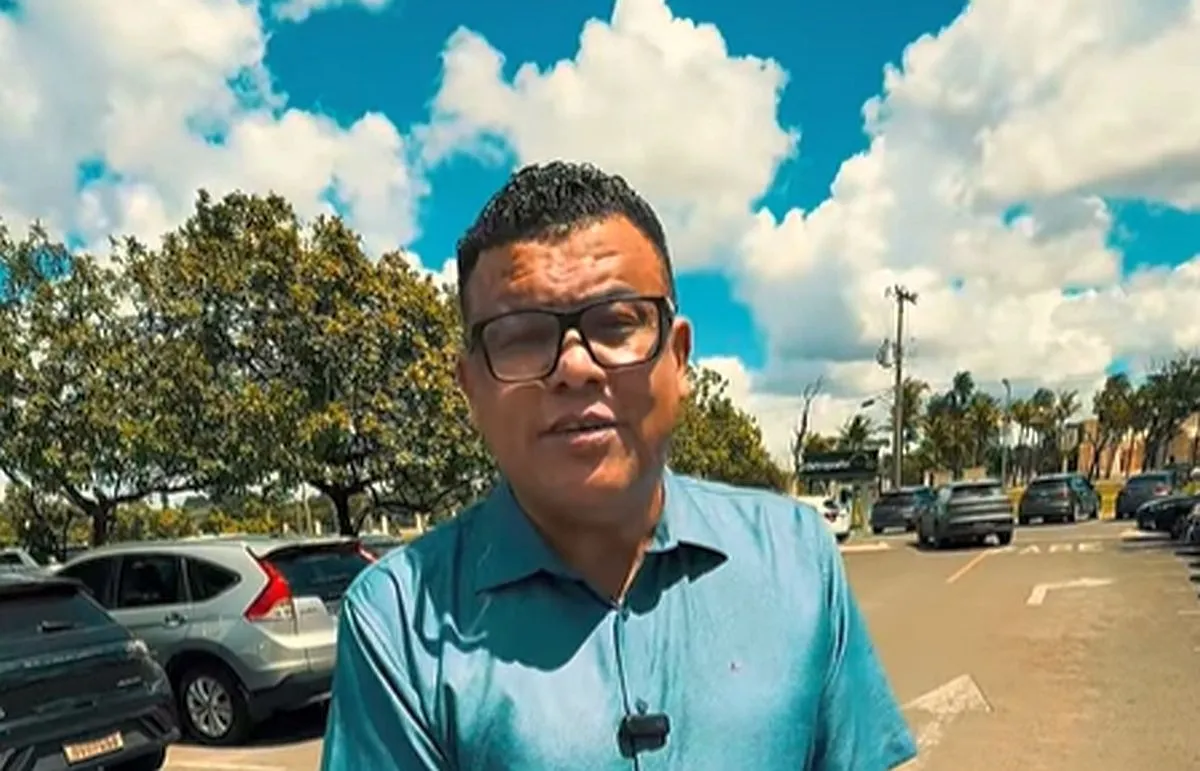 imagem mostra deputado gravando um vídeo em um estacionamento