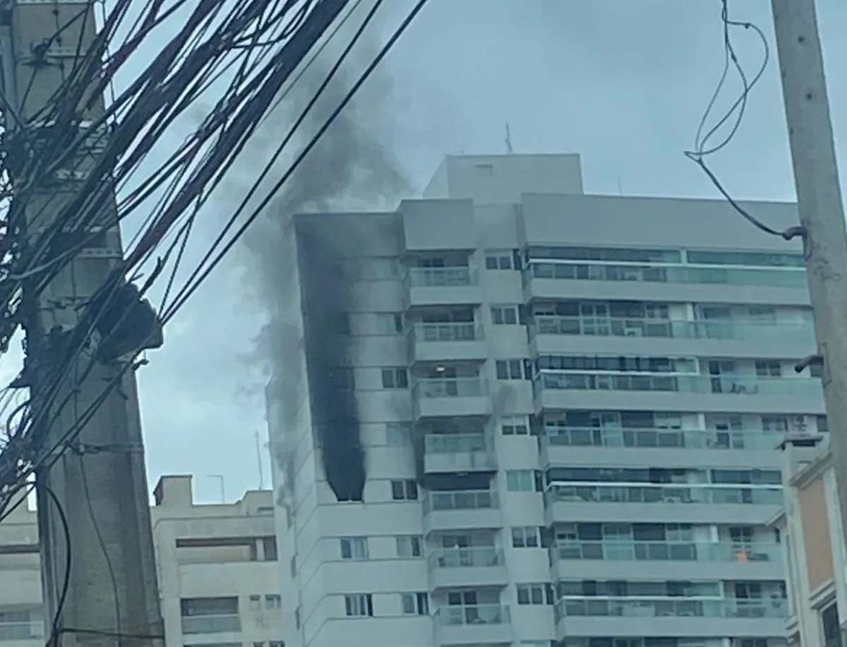 incêndio no centro de curitiba mobiliza 16 bombeiros