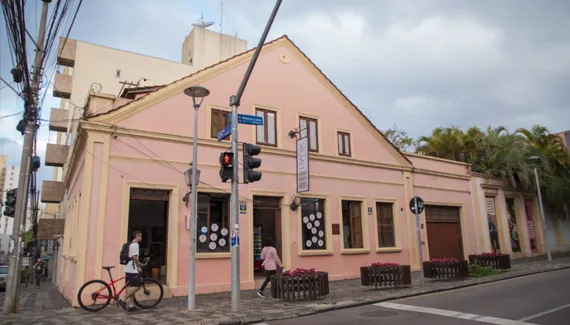 Mais de 50 imóveis e lotes no Centro de Curitiba podem ganhar novo uso